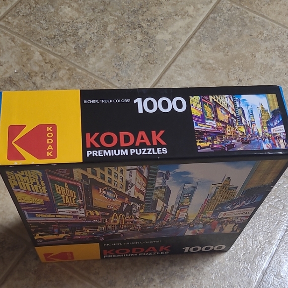RoseArt Kodak Premium Times Square & 7th Avenue, Manhattan, NY Jigsaw Puzzle - Picture 3 of 5